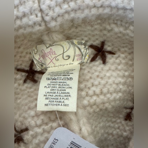 Free People Daisy Blue Knitted bucket Hat - Picture 12 of 13